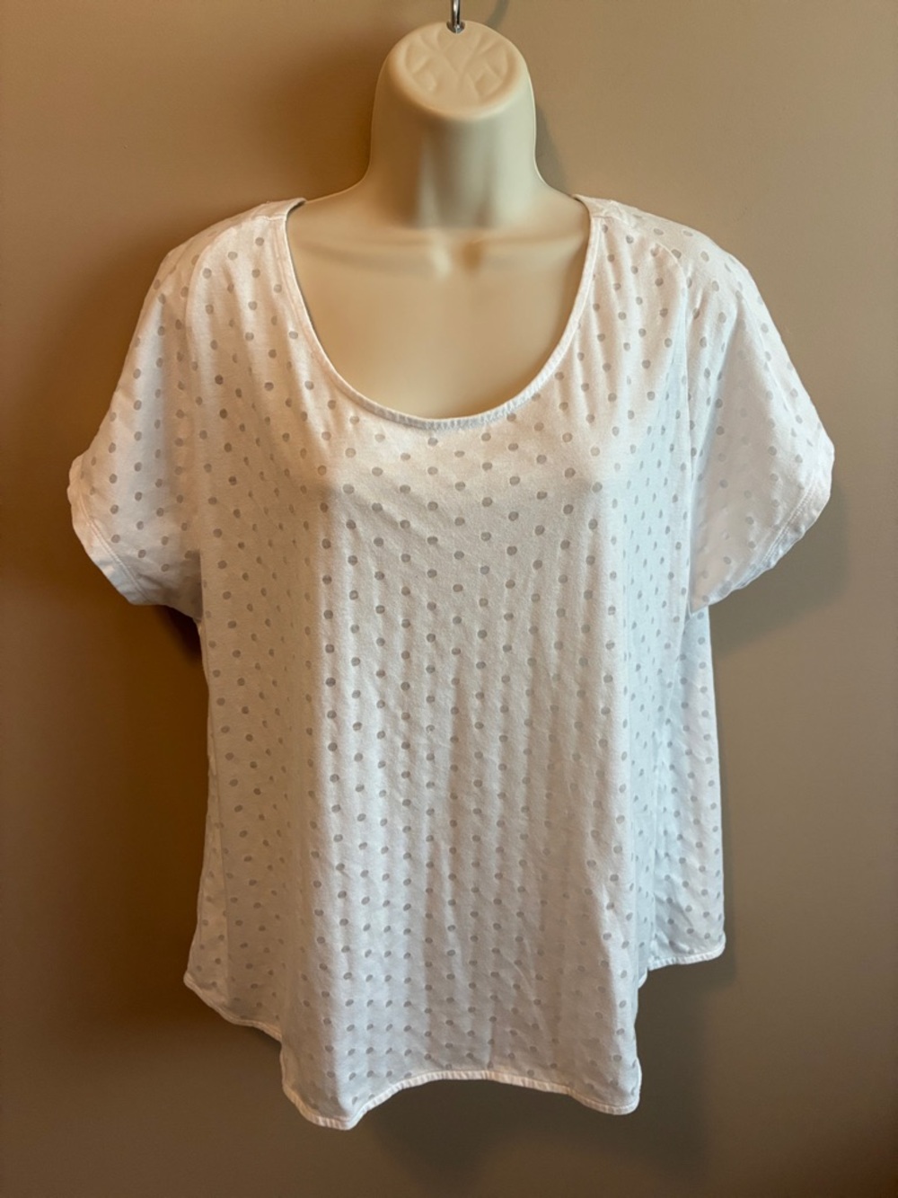 Liz Claiborne White Dot-Textured Scoop Neck Tee